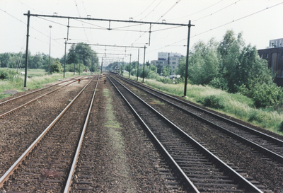605785 Gezicht op het emplacement Lunetten te Utrecht, uit het noorden, tijdens een rangeerbeweging met een trein van ...